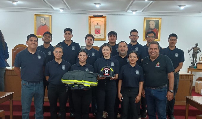 UN BOMBERO UN UNIFORME