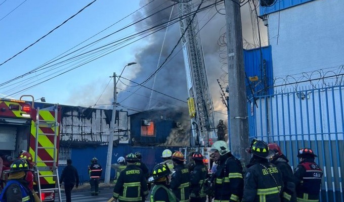 BOMBEROS ÑUÑOA PRESTA APOYO EN INCENDIO EN LA COMUNA DE SAN MIGUEL 